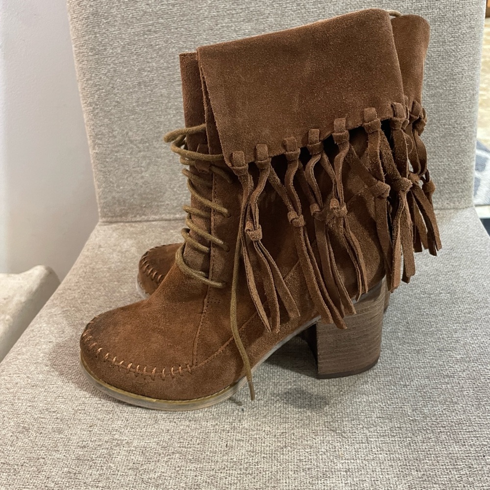 Sbicca Women’s Heeled Boot with Fringe Size 6